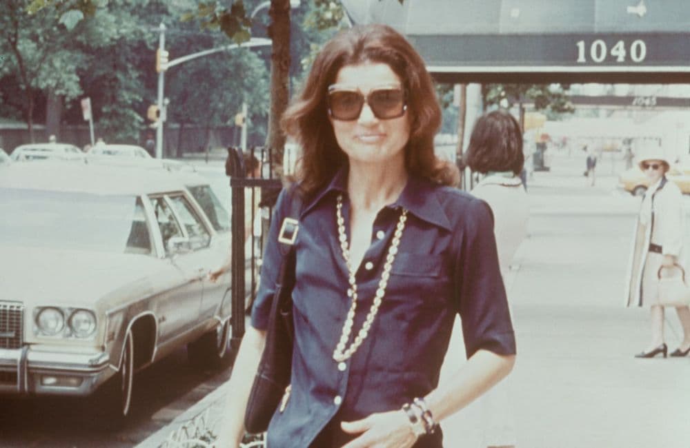 Ces lunettes de soleil adorées de Jackie Kennedy sont la tendance rétro et maximaliste de l'été 2025