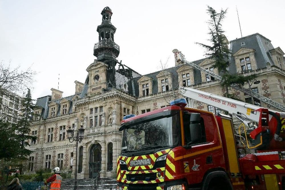 Paris: spectaculaire incendie à la mairie du 12e arrondissement