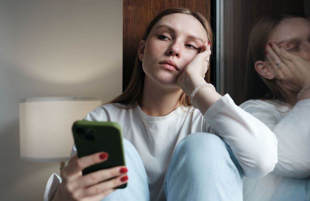 Qu’est-ce que le « prowling », ce comportement toxique qui crée une insécurité affective ?