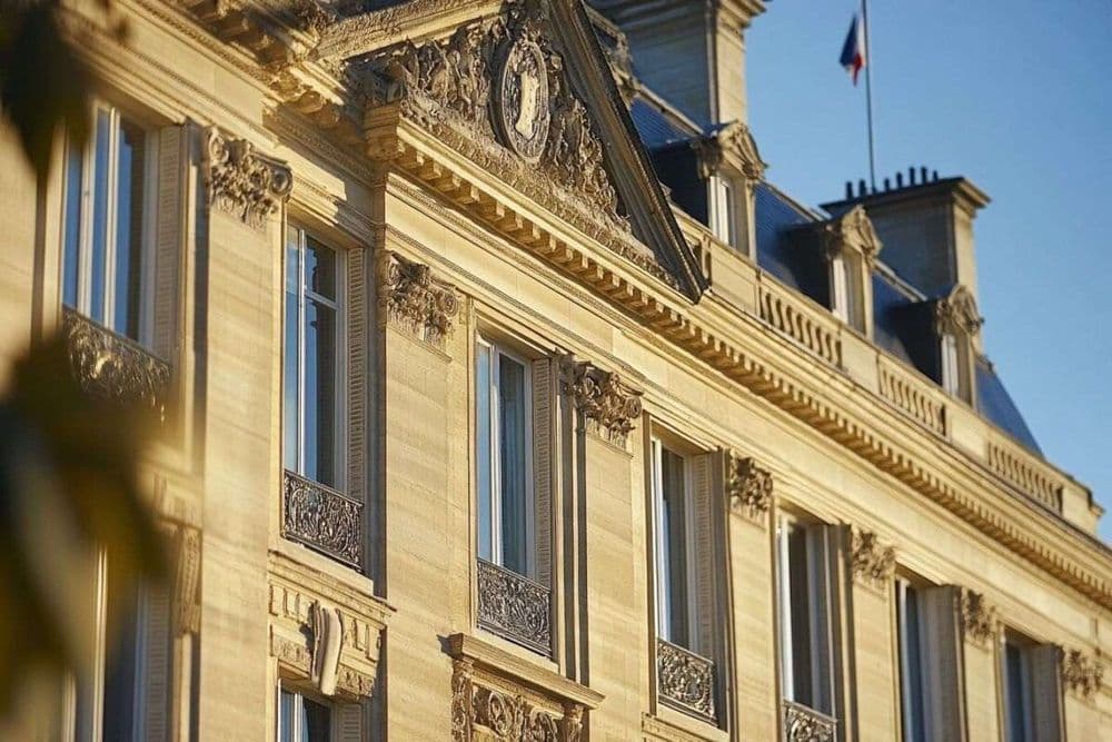 Emmanuel Macron assure n’avoir jamais reçu de gifle de Brigitte sous l’œil des caméras