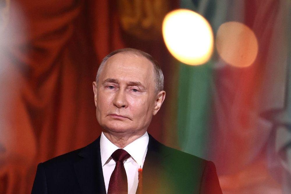 Poutine, investi président, promet aux Russes la victoire