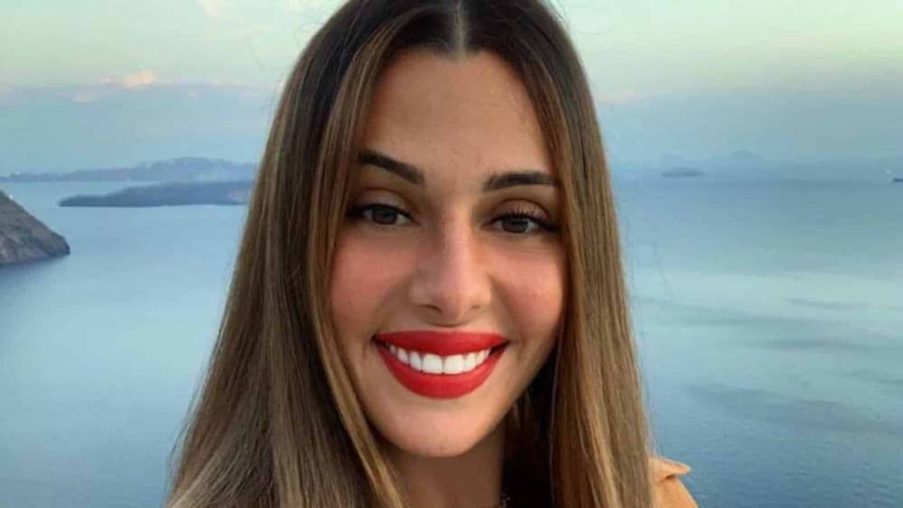 Coralie Porrovecchio : cette photo en décolleté qui ne passe pas, "il faudrait refaire la poitrine d'urgence" !