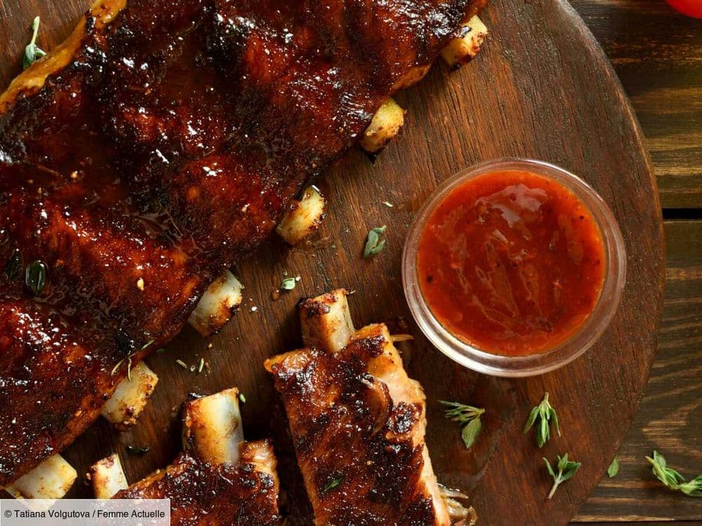 Comment cuire des travers de porc sans barbecue ? La recette et l'astuce pour qu'elles soient bien caramélisées