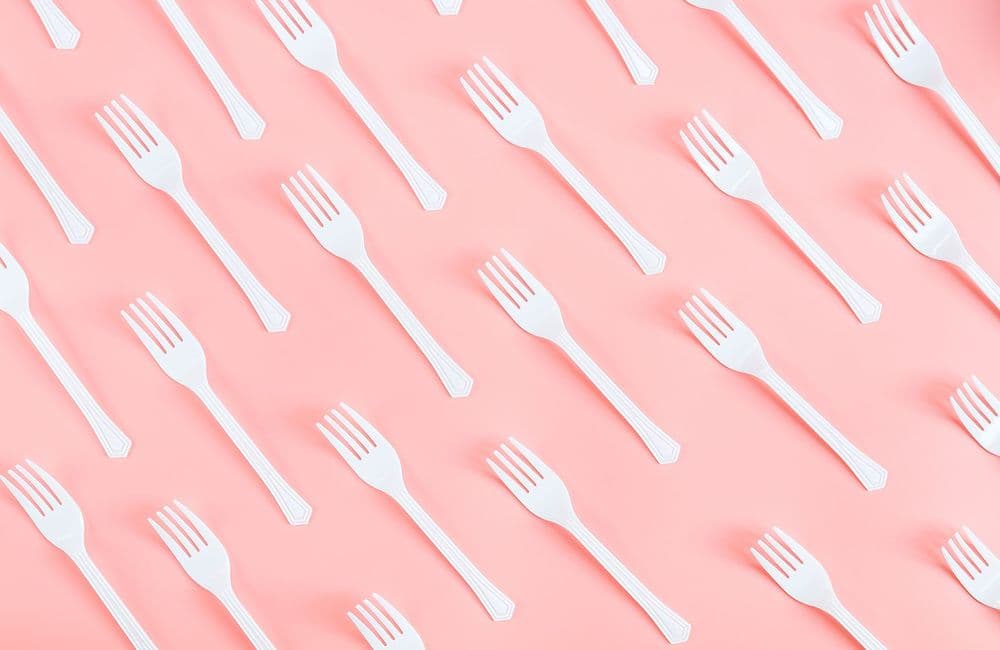 Dans quel sens positionner les fourchettes à table ?