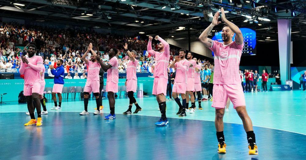 Pourquoi les Bleus ont joué avec un maillot rose