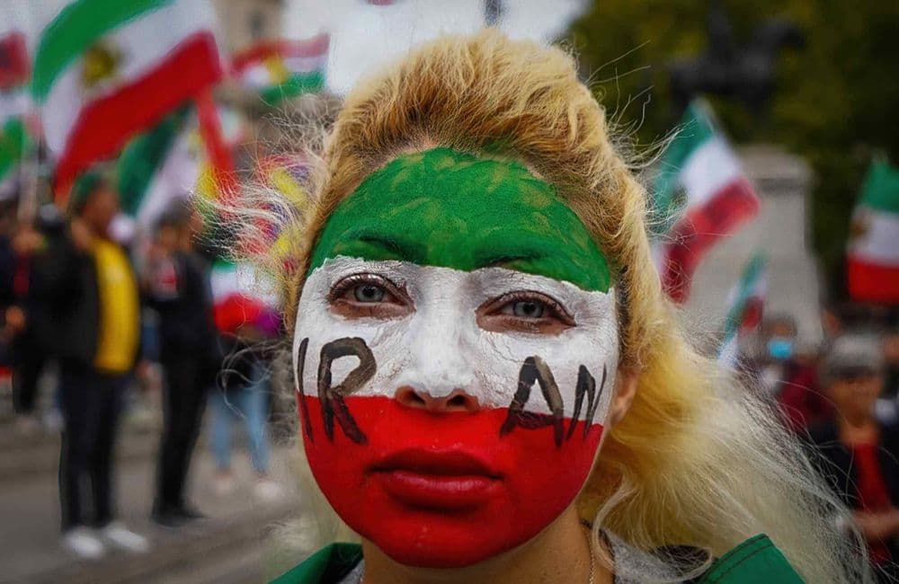 Islamisme, voile, Israël… Des jeunes Iraniennes racontent leur quotidien pour Mona Jafarian