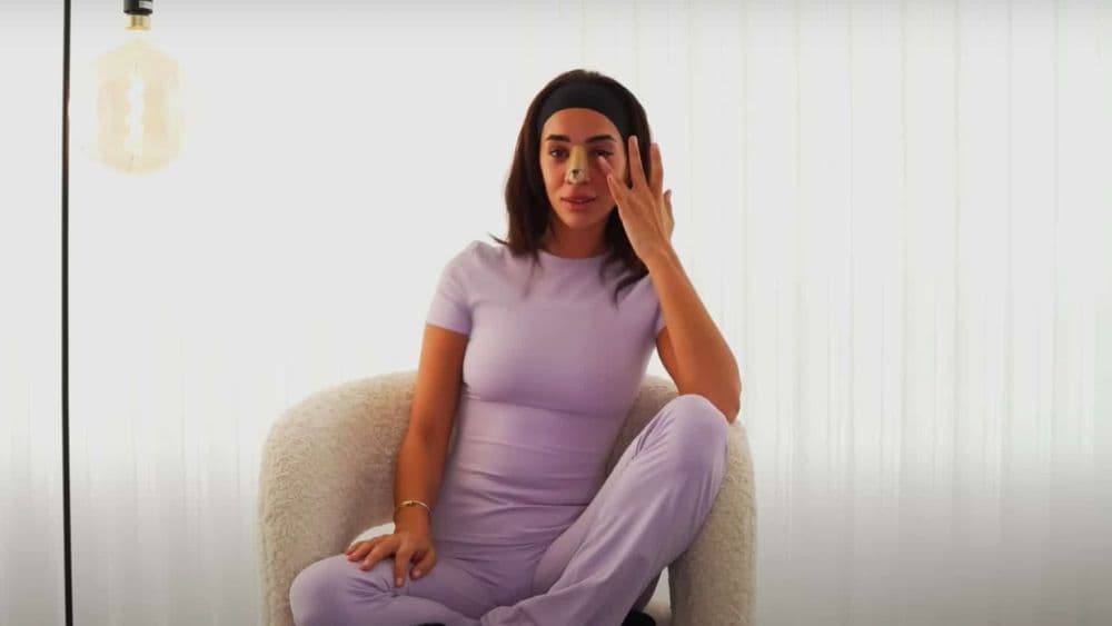 "J'ai l'impression de voir..." : en larmes, Marwa Merazka découvre pour la première fois son nouveau nez, regardez !