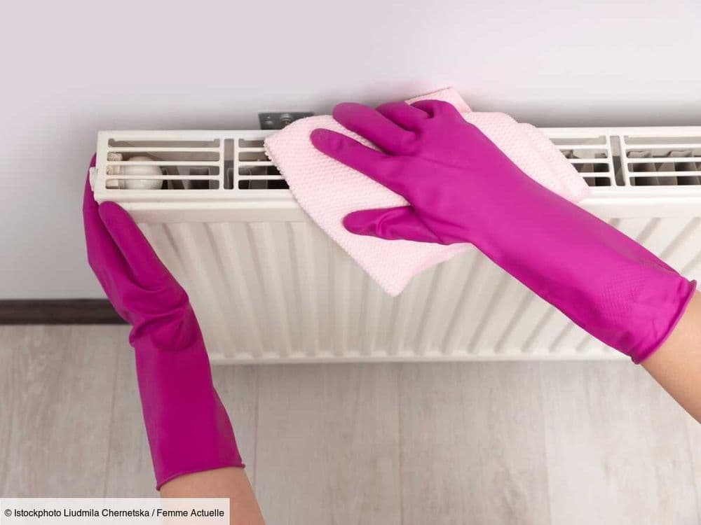 Comment nettoyer les taches noires au-dessus du radiateur ?