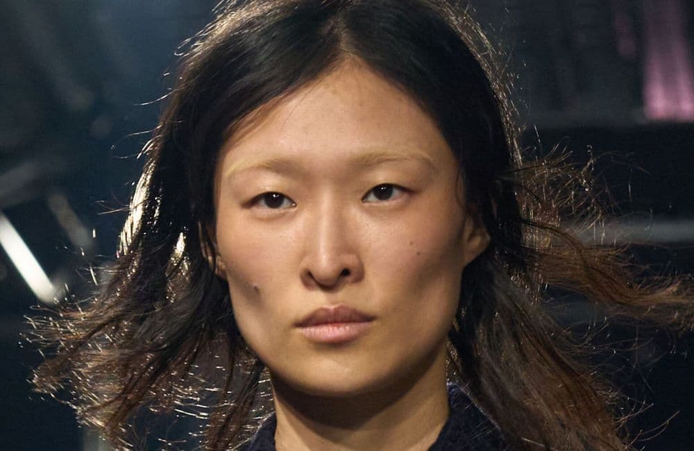 Cheveux façon « sortie du lit » : la coiffure star du printemps repérée chez Prada
