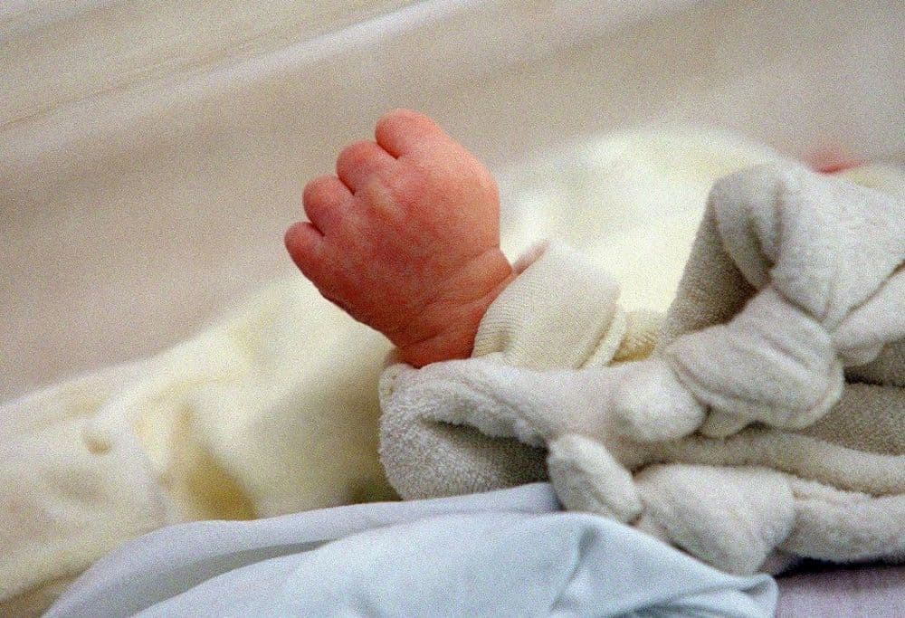 Face à la mortalité infantile en France, des hypothèses faute de mieux