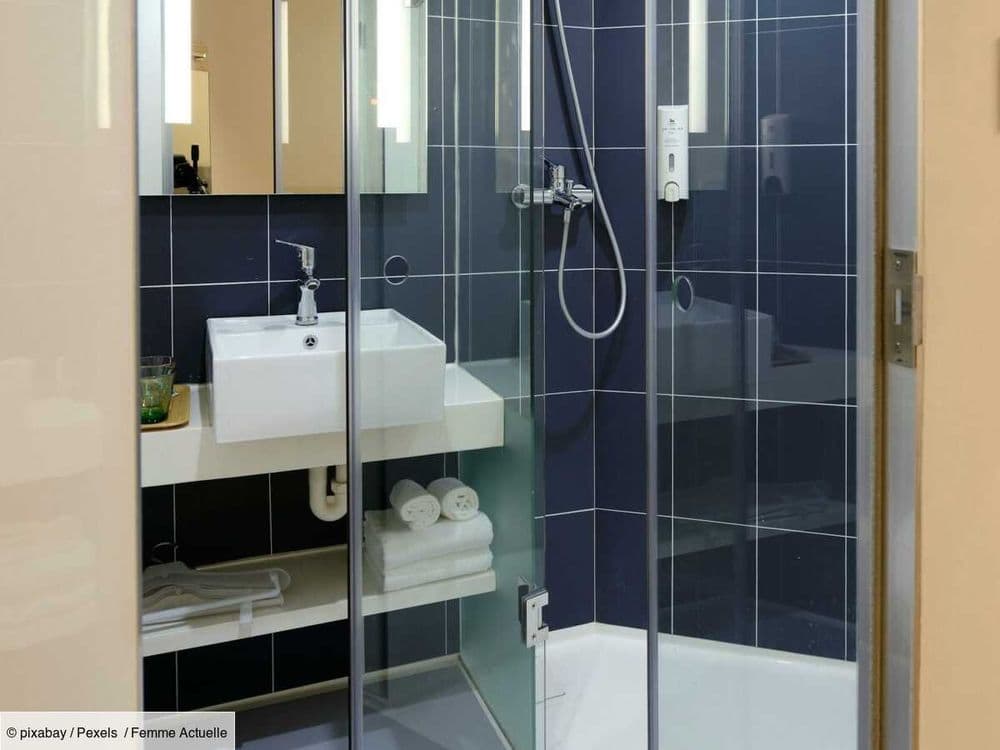 Repeindre le carrelage de sa salle de bains ou de ses toilettes, ça change tout ! La preuve en images