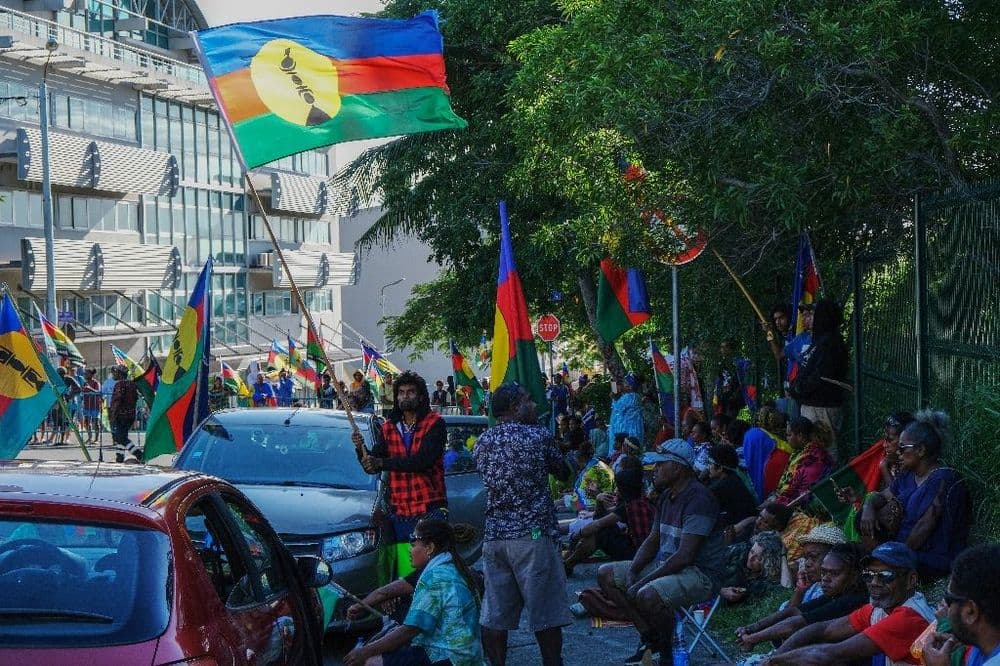 Nouvelle-Calédonie: émeutes et couvre-feu à Nouméa à l'heure du vote sur la réforme constitutionnelle