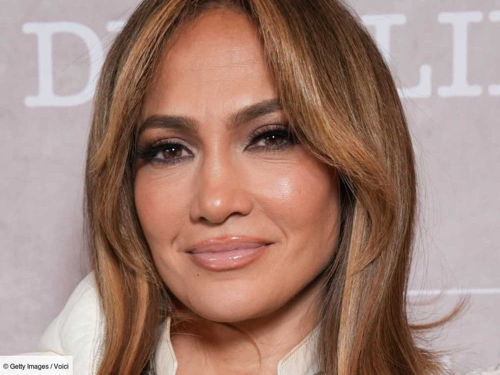 Tongs nude en cuir : Jennifer Lopez craque pour cette marque qui sublime toutes les couleurs de peaux