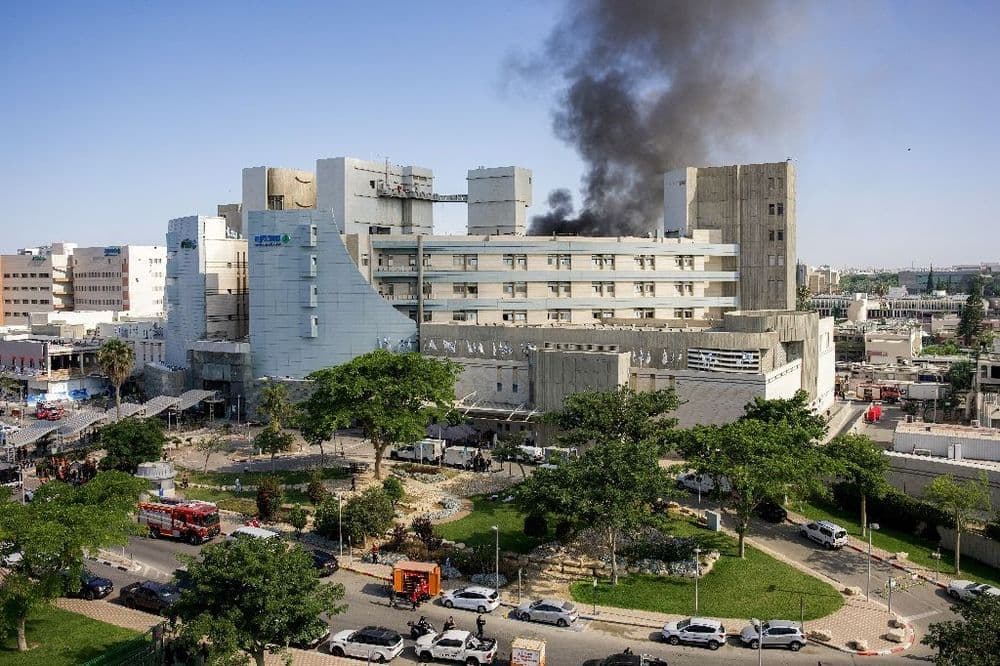 Un hôpital israélien touché par des tirs iraniens, Israël menace Khamenei