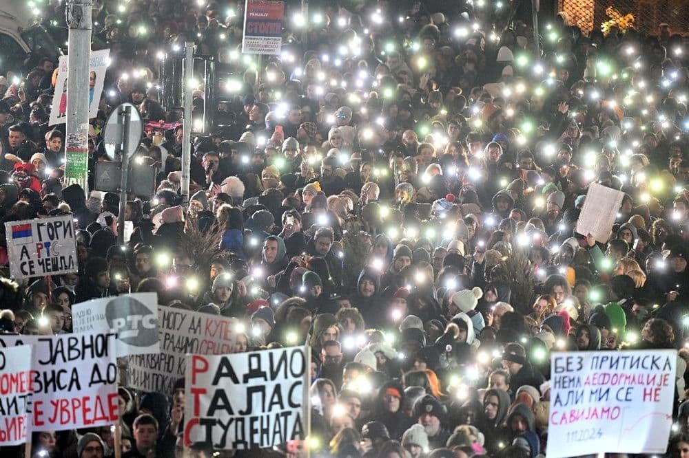 Des milliers de Serbes protestent devant la télévision nationale