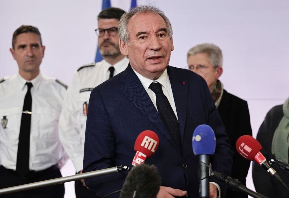 Bayrou se rendra lundi soir à Pau dont il entend rester maire