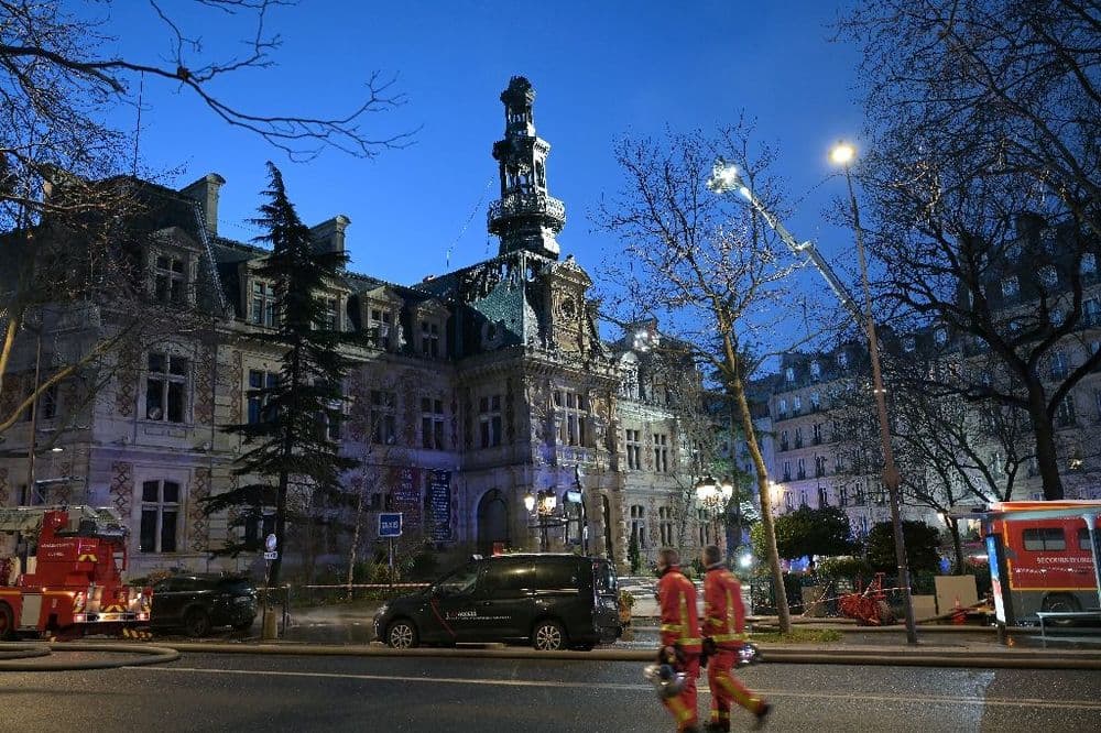Paris: la mairie du 12e touchée par un spectaculaire incendie, pas de victimes