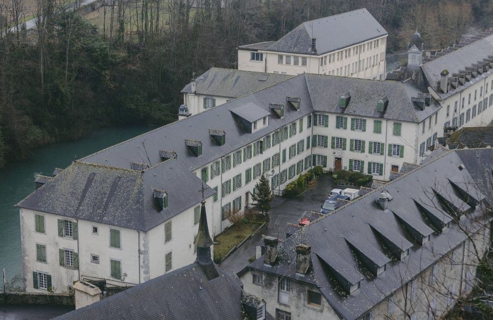 Bétharram : l'établissement jugé en 2006 « civilement responsable » de viol et agressions