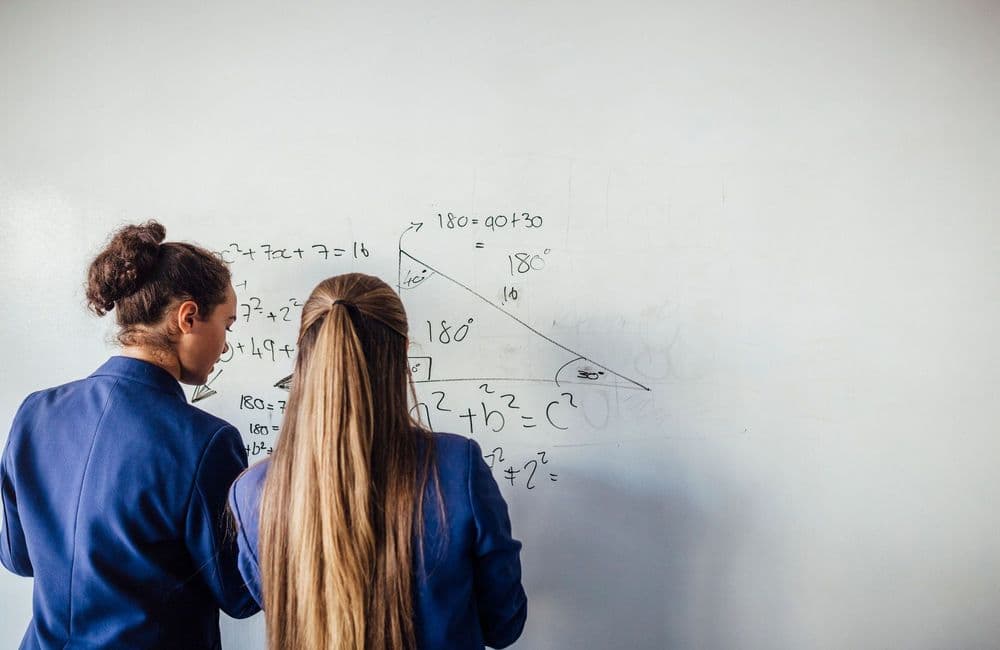 Qu’est-ce que le plan « Filles et maths » lancé par Elisabeth Borne ?