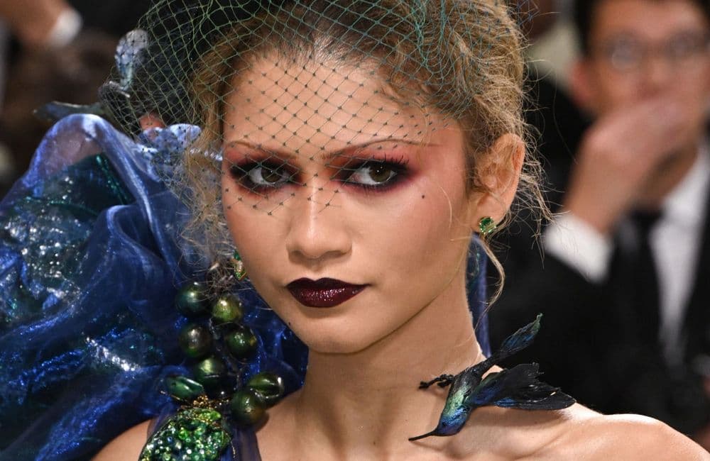 Met Gala 2024 : Zendaya dévoile sa part d’ombre et ose un makeup monochrome hypnotique