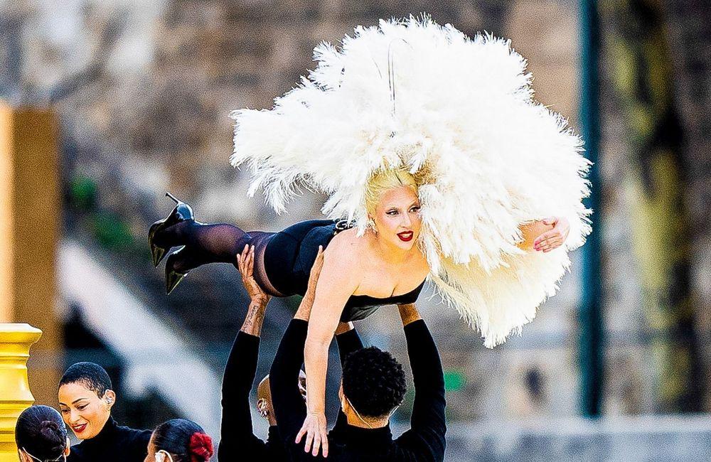 Lady Gaga envoûte la cérémonie des JO 2024 dans une robe cabaret