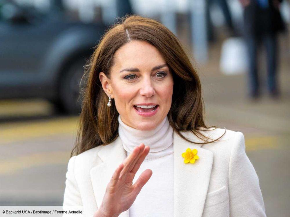 Kate Middleton de retour : très élégante en robe blanche à col marin, chapeau à plume et escarpins