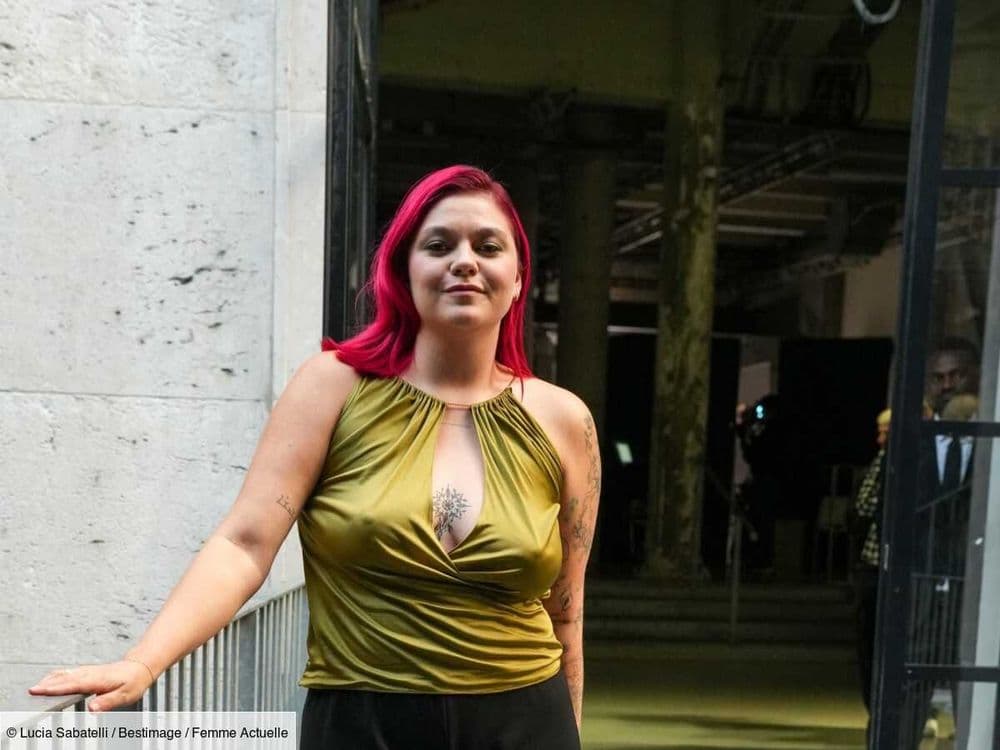 Cheveux rouges, top en soie vert olive et bottines en daim, Louane ose une tenue très colorée pour la Fashion Week - et ça lui va à ravir !