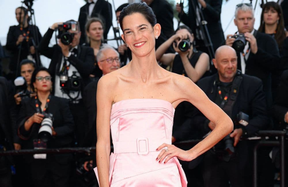 En robe rose fuchsia, Suzanne Lindon rend hommage au look emblématique de Marilyn Monroe