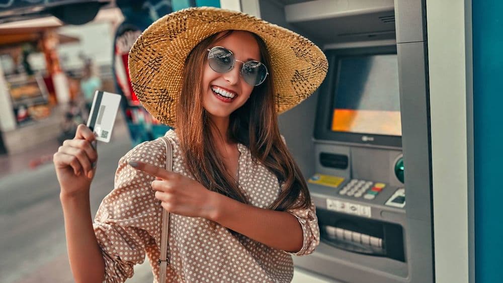 Banque en ligne : quelle est la meilleure carte bancaire gratuite pour partir à l'étranger ?