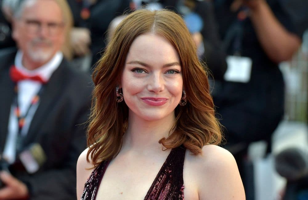 Cheveux : Emma Stone abandonne le roux au profit de cette coloration populaire