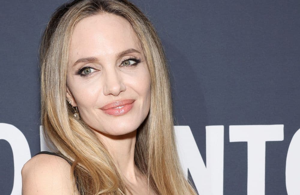 Transformée, Angelina Jolie prend la pose avec une chevelure bouclée