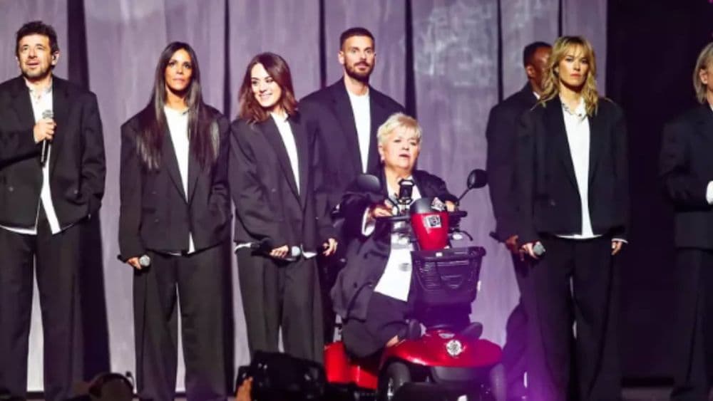 Les Enfoirés 2025 : on sait pourquoi Mimie Mathy est apparue en fauteuil roulant lors du concert !