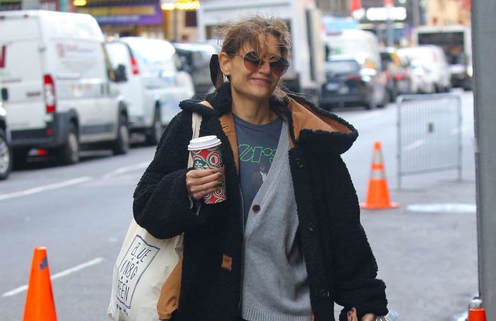 « Wrong Jacket Theory » : Katie Holmes icône parfaite de la tendance du fashion faux pas ?