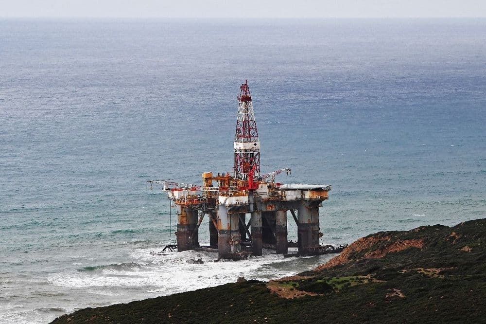 Une plateforme pétrolière échouée sur une plage dans le nord de la Tunisie