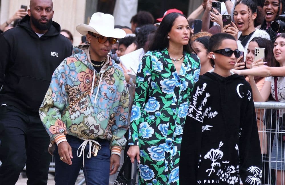 Pharrell Williams, son épouse et son fils font une apparition remarquée au défilé Kenzo