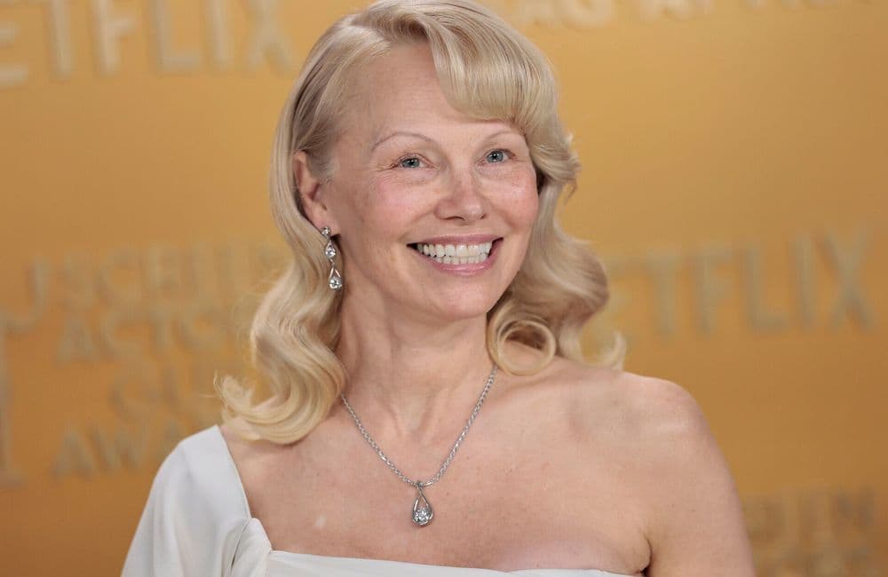 Transformée, Pamela Anderson affiche la mise en beauté signature de sa jeunesse