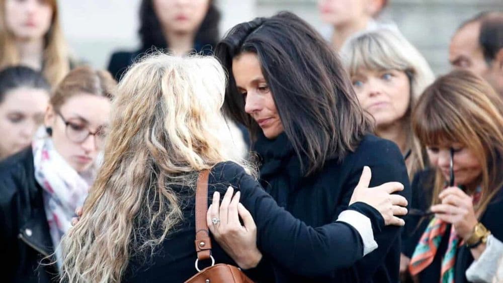 Faustine Bollaert sidérée par la perte de son ami : elle laisse un énorme cadeau très symbolique sur sa tombe