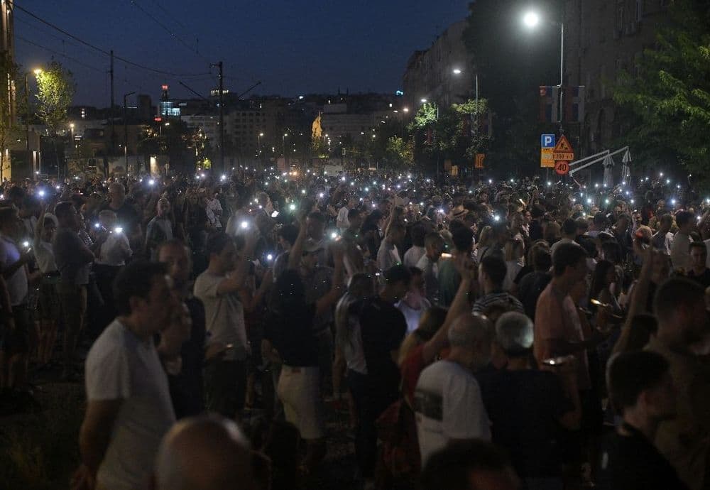 Barricades à Belgrade lors d'une deuxième nuit de manifestations