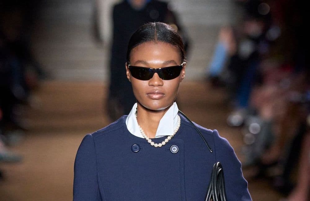 Cette façon de porter le collier de perles est la seule qui vaille en 2025