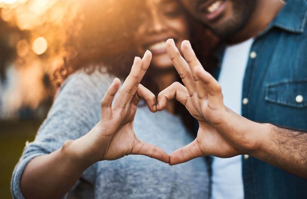 Qu’est-ce qu’une « velcro relationship », quand le « nous » efface le « je » dans le couple ?