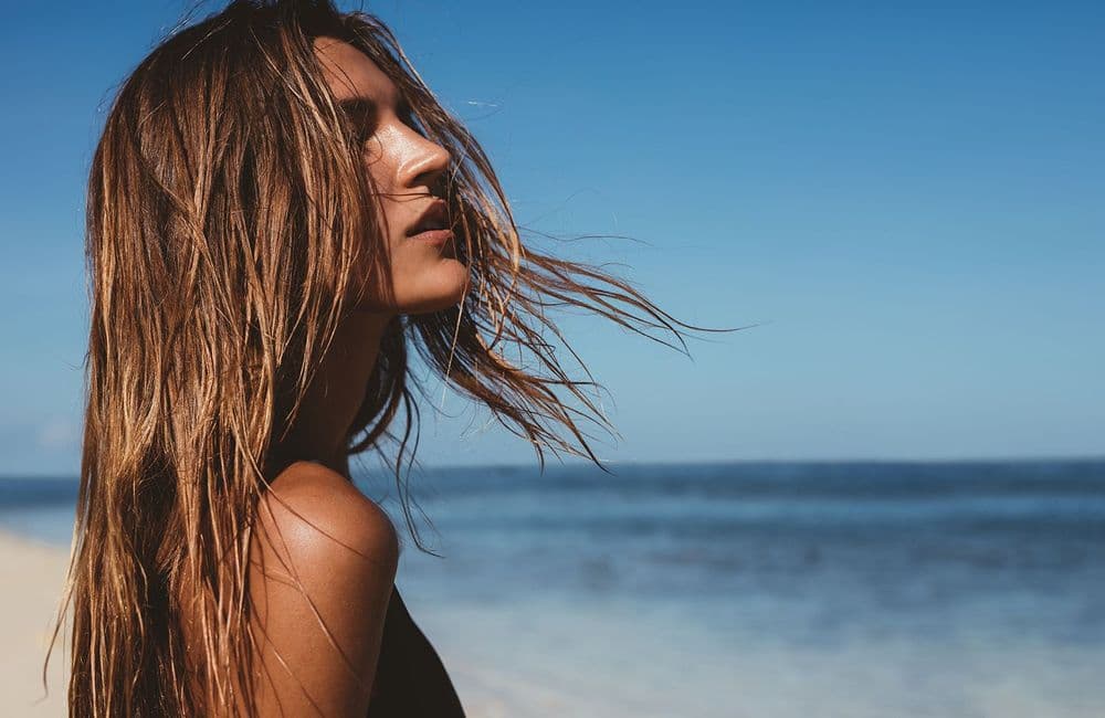Mer, piscine… l'astuce toute simple pour protéger ses cheveux