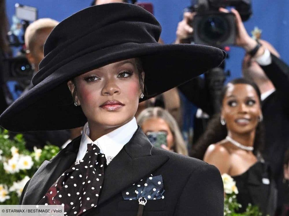 Rihanna enceinte de son troisième enfant : la chanteuse dévoile son baby bump au Met Gala, les internautes sous le charme !