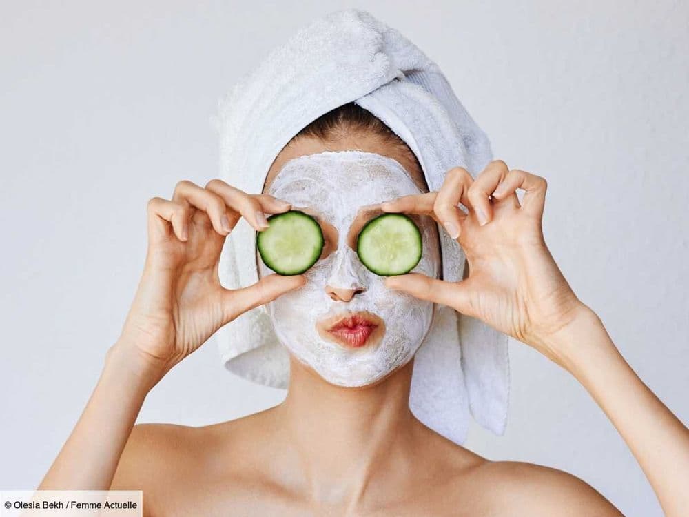 Se masser le visage avec un concombre congelé pour lifter le visage, ça marche vraiment ? Une dermatologue répond