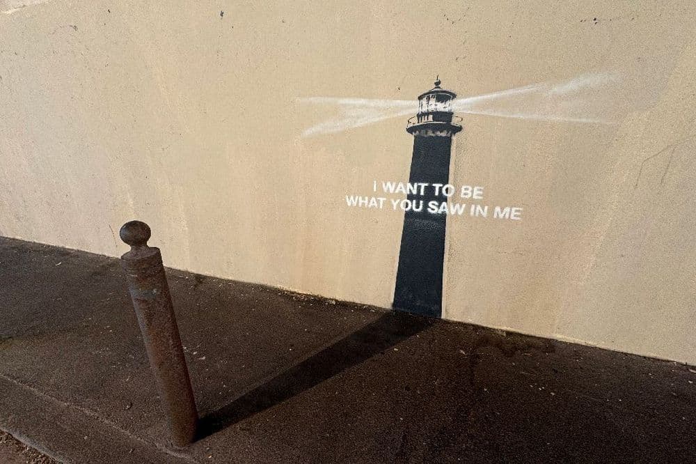 Un nouveau Banksy sous forme de phare fait son apparition à Marseille