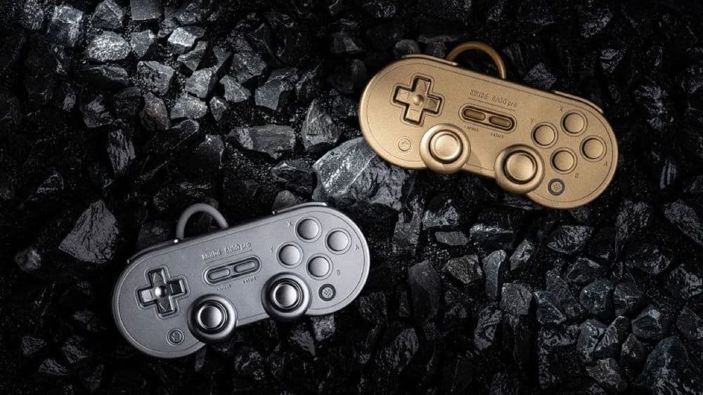 8BitDo célèbre son 11ème anniversaire avec des manettes en métal or et argent