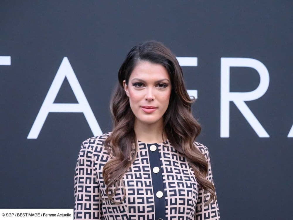 Cheveux mouillés et vêtue d'une tenue étonnante entièrement faite de ceintures, Iris Mittenaere prend la pose "sous la pluie"