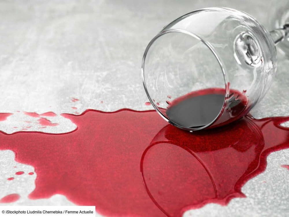 Tâche de vin rouge sur la nappe de Noël : comment la retirer ?