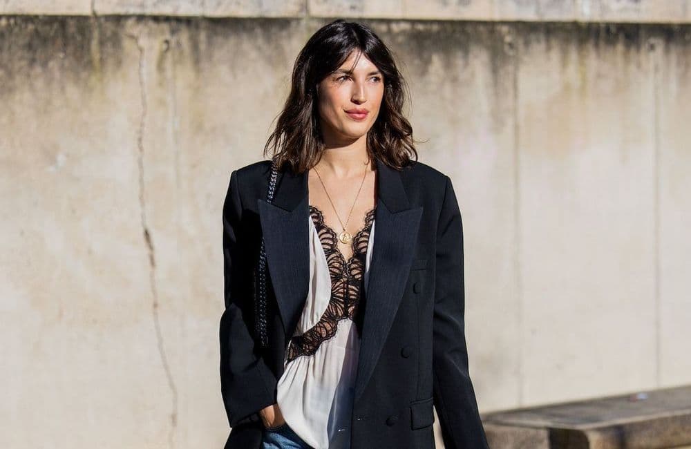 Le top baby doll s’impose comme le nouveau must-have estival