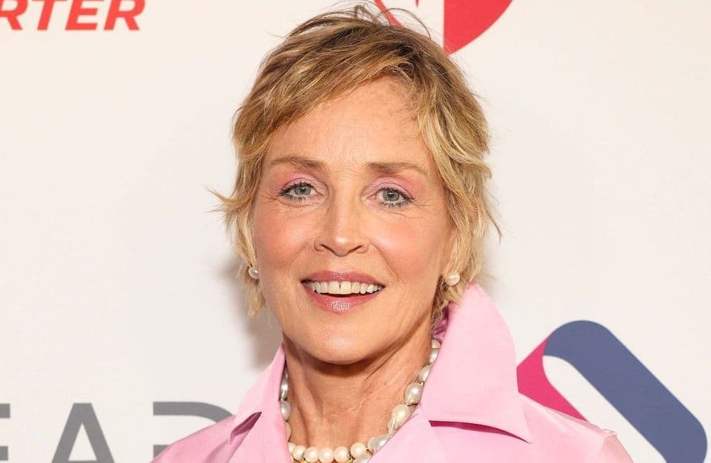 Sharon Stone recrée la scène culte du film « Basic Instinct » 32 ans plus tard
