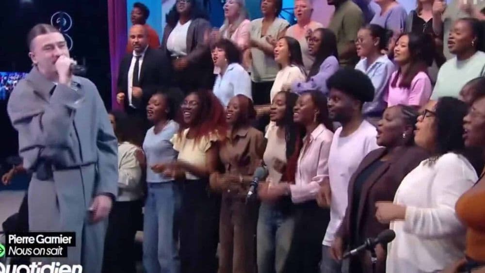 Pierre Garnier : les choristes qui l’entouraient dans Quotidien profèrent de graves accusations !